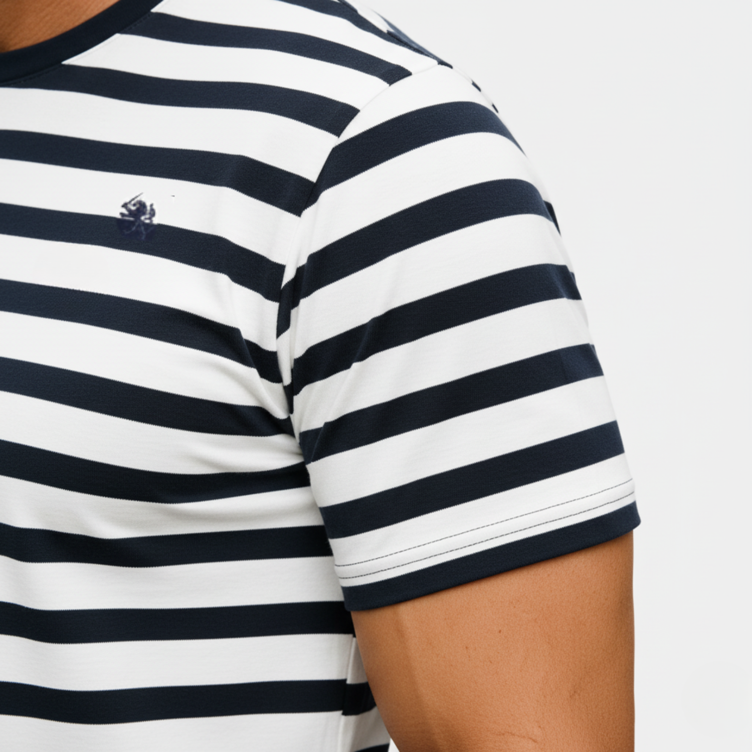 Line One Rundhals T-Shirt mit Print